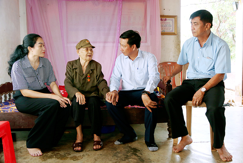 Lãnh đạo tỉnh thăm người có công tham gia chiến dịch Điện Biên Phủ