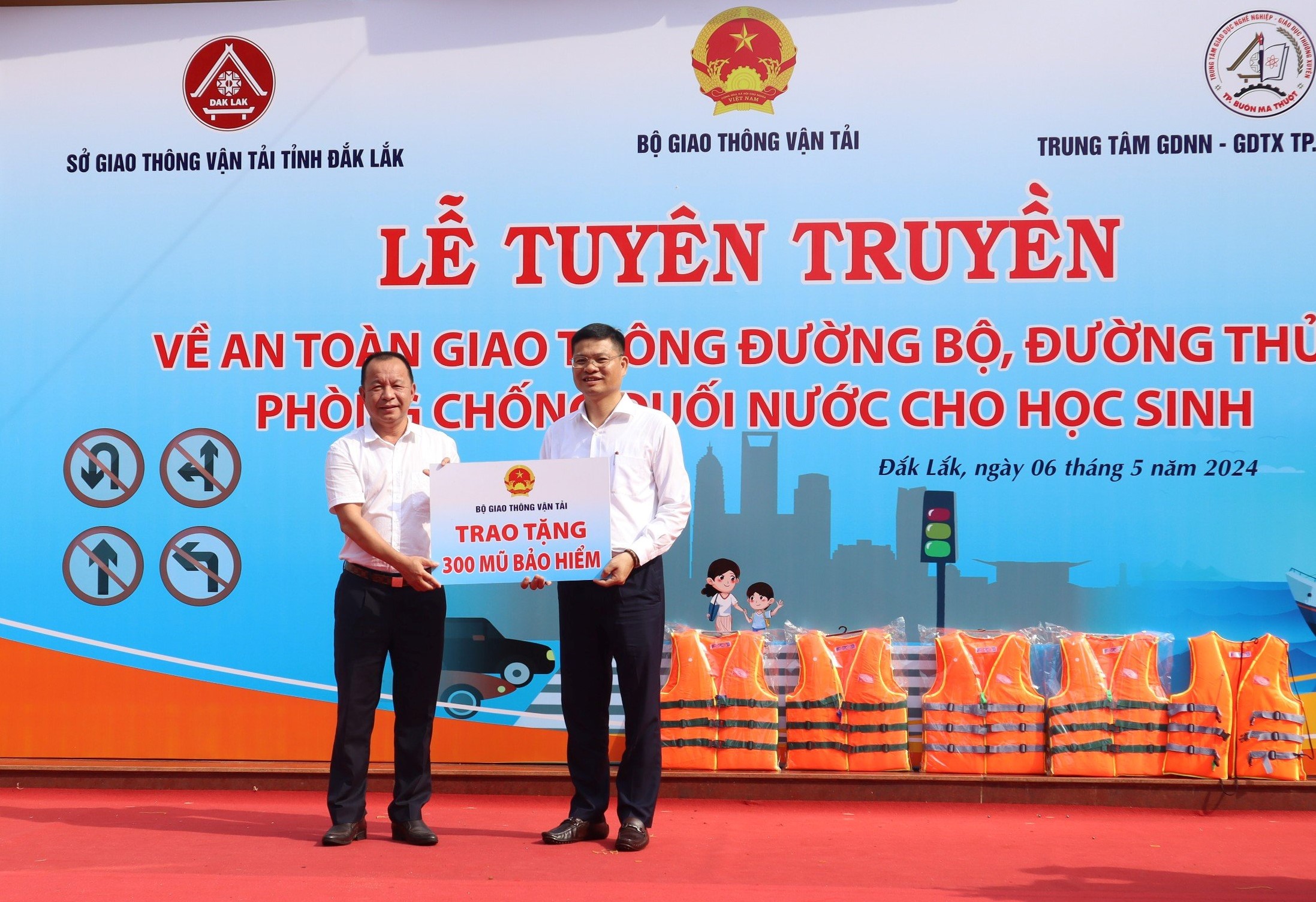 Tuyên truyền an toàn giao thông đường bộ, đường thủy cho giáo viên, học sinh