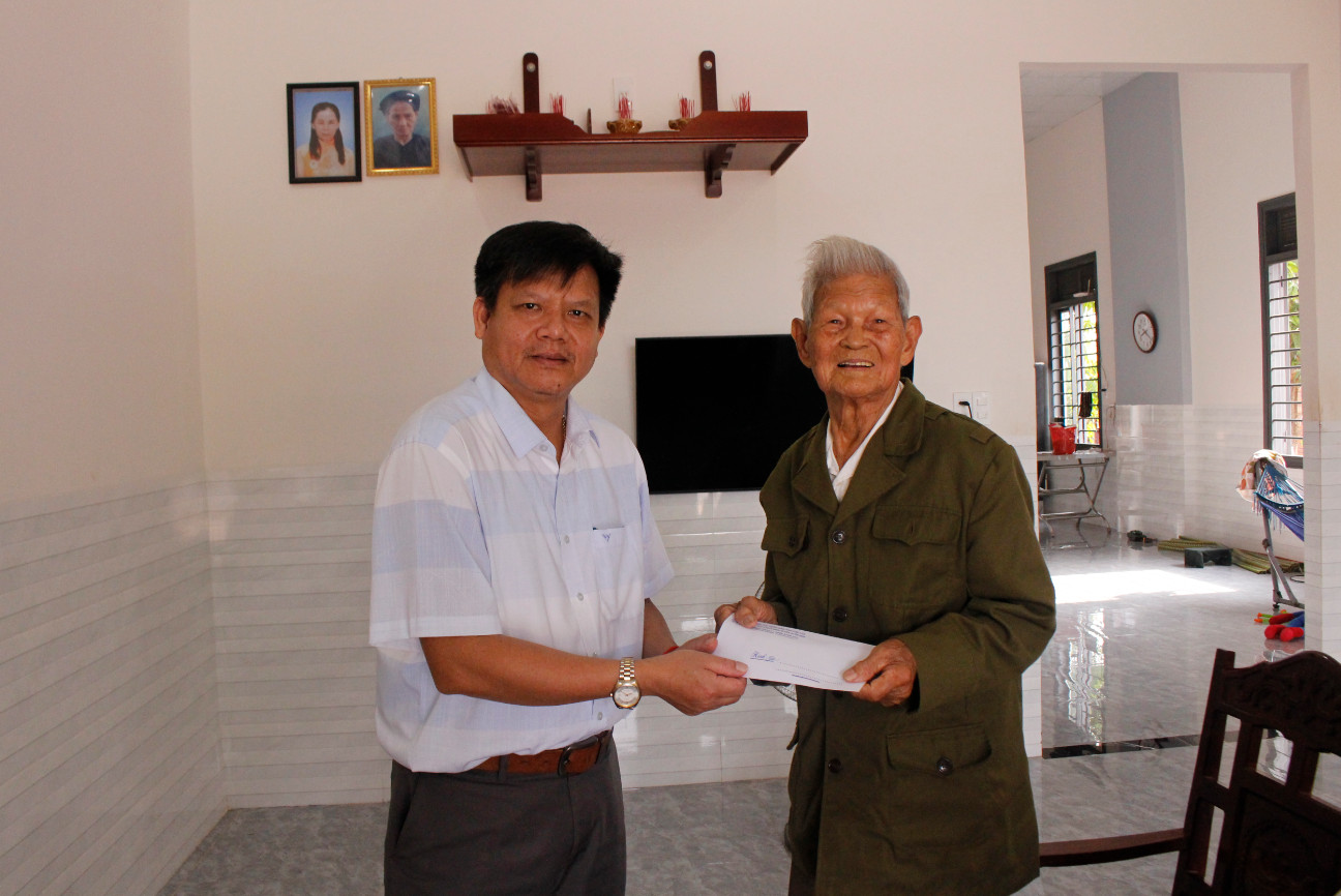 Huyện Buôn Đôn thăm, tặng quà chiến sĩ Điện Biên