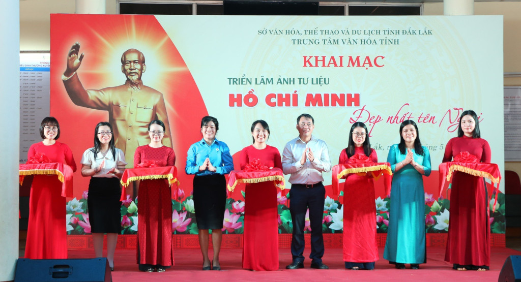 Khai mạc Triển lãm ảnh “Hồ Chí Minh đẹp nhất tên Người”