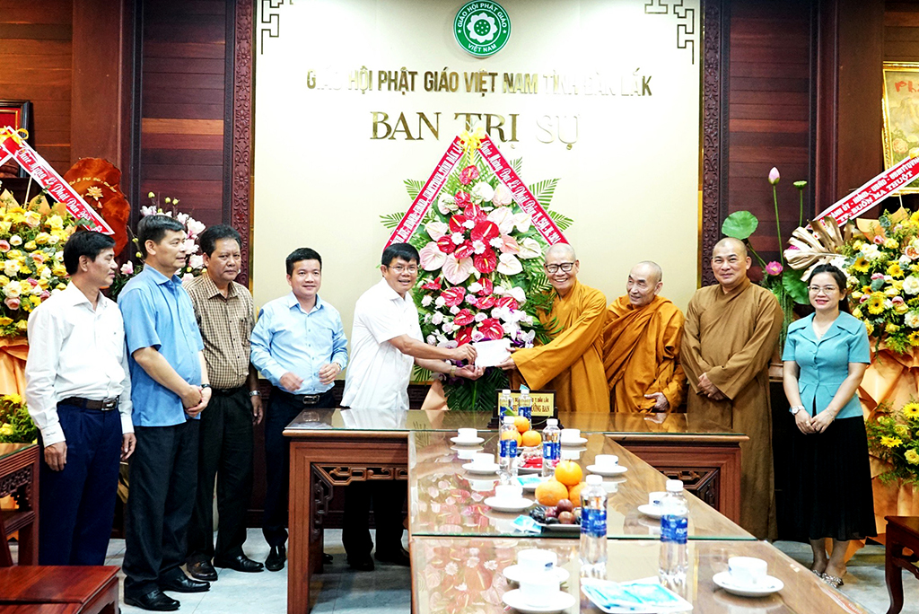 Lãnh đạo tỉnh thăm và chúc mừng các cơ sở Phật giáo nhân dịp lễ Phật đản