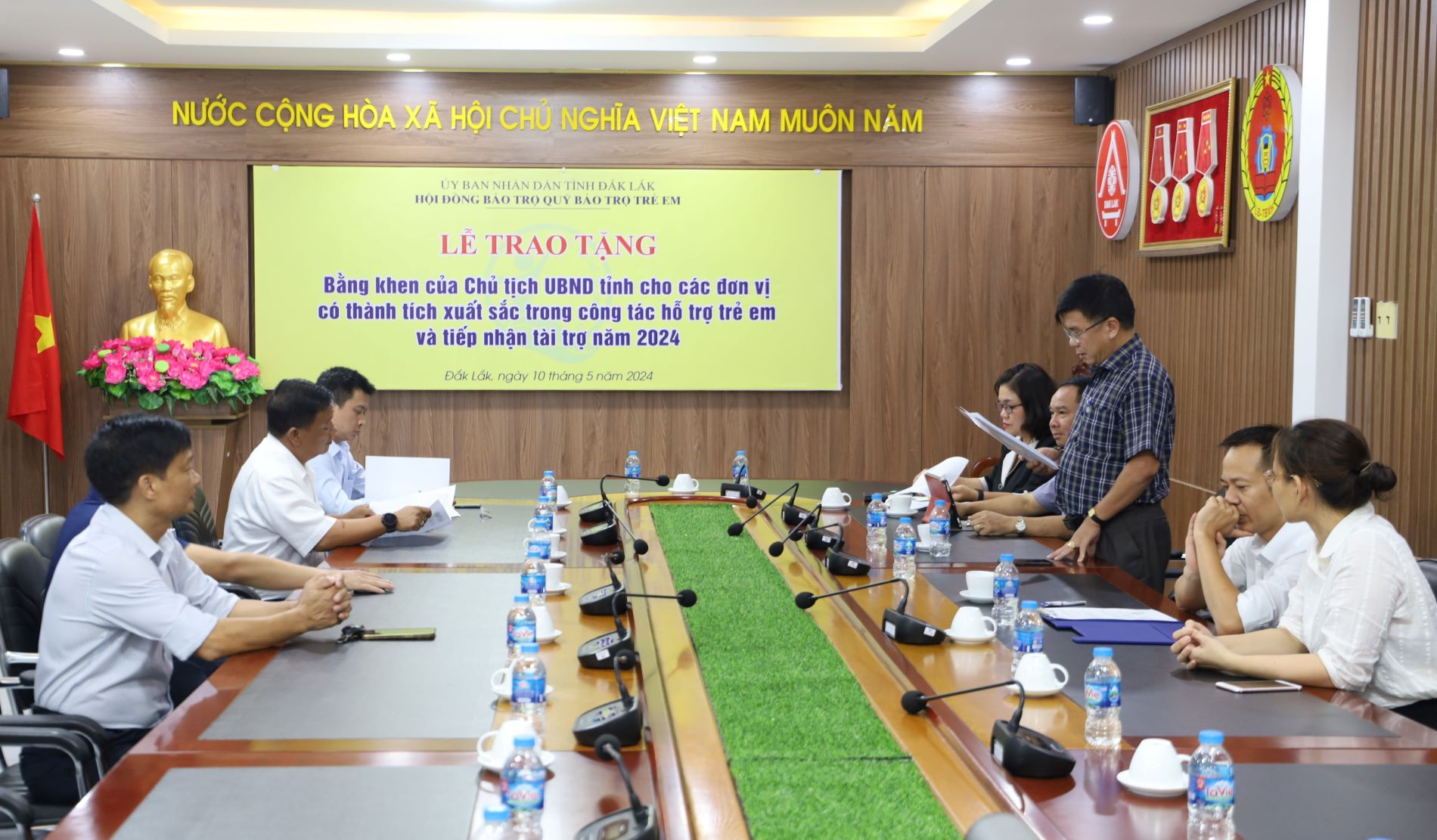 Awarding Certificates of Commendation from the Chairman of the Provincial People's Committee to Units Supporting Underprivileged Children