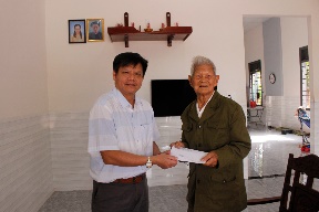 Buon Don District visits and presents gifts to Dien Bien soldiers