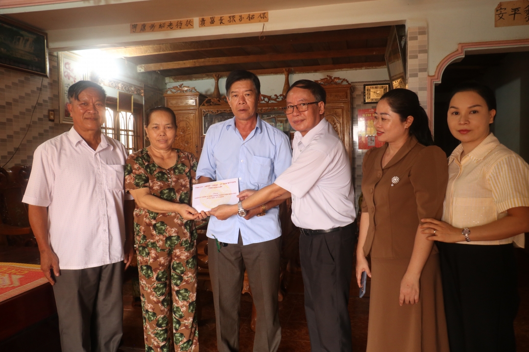 Visiting and Paying Tribute to Dien Bien Martyrs and Veterans in Ea H'leo District