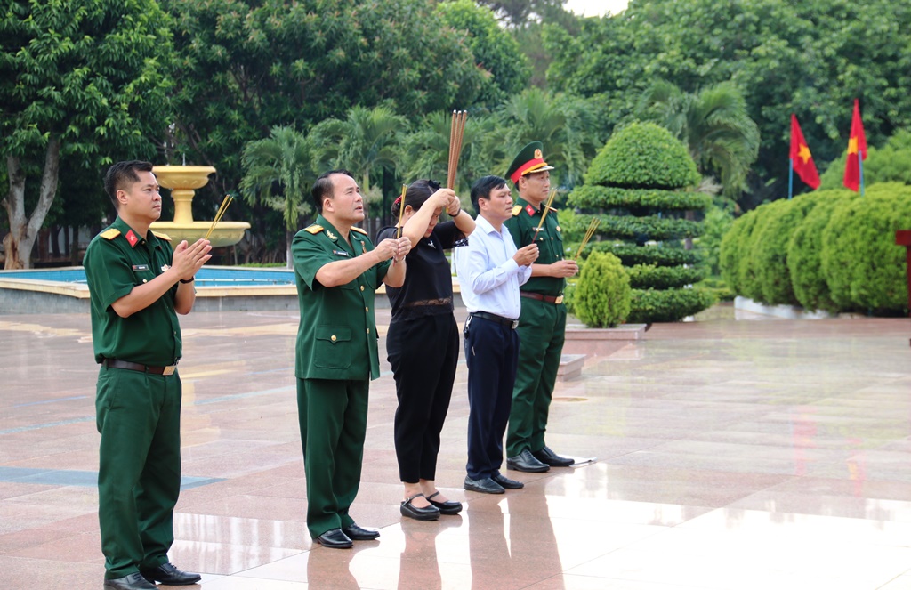 Ban Chỉ đạo 515 tỉnh Đắk Lắk viếng nghĩa trang liệt sỹ tỉnh