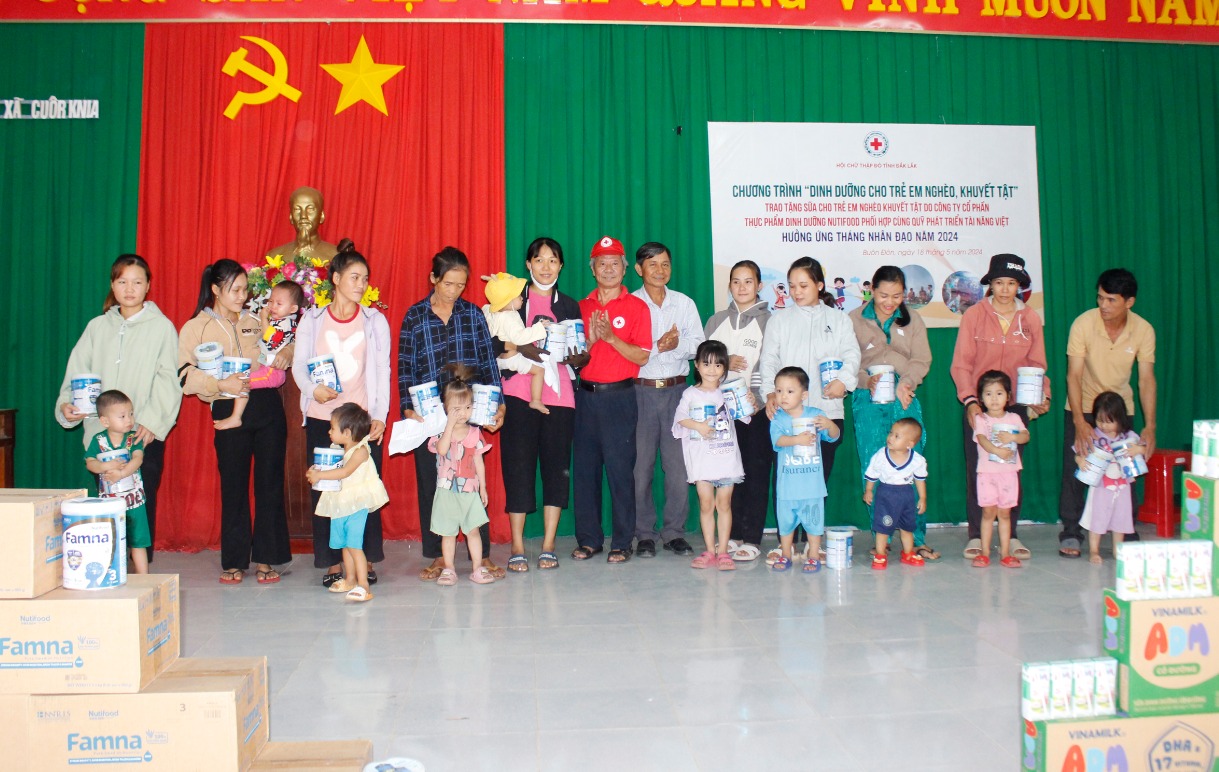 Trao tặng sữa cho trẻ em có hoàn cảnh khó khăn của huyện Buôn Đôn