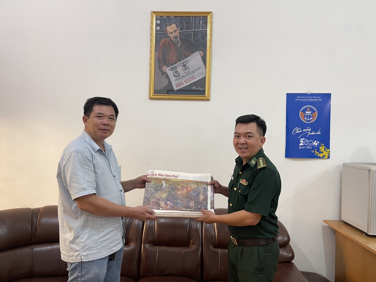Báo Nhân dân tặng 1.000 tranh panorama 'Chiến dịch Điện Biên Phủ' cho bạn đọc tại Đắk Lắk