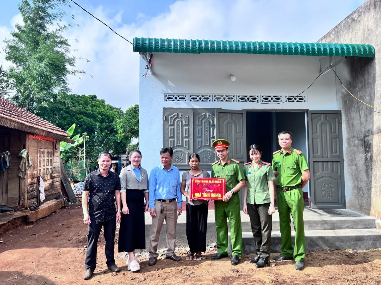 Công an tỉnh bàn giao hơn 190 căn nhà cho các hộ nghèo trong toàn tỉnh