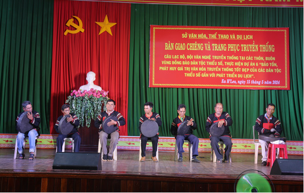 Cấp 15 bộ chiêng và 77 bộ trang phục truyền thống cho thôn, buôn vùng đồng bào dân tộc thiểu số