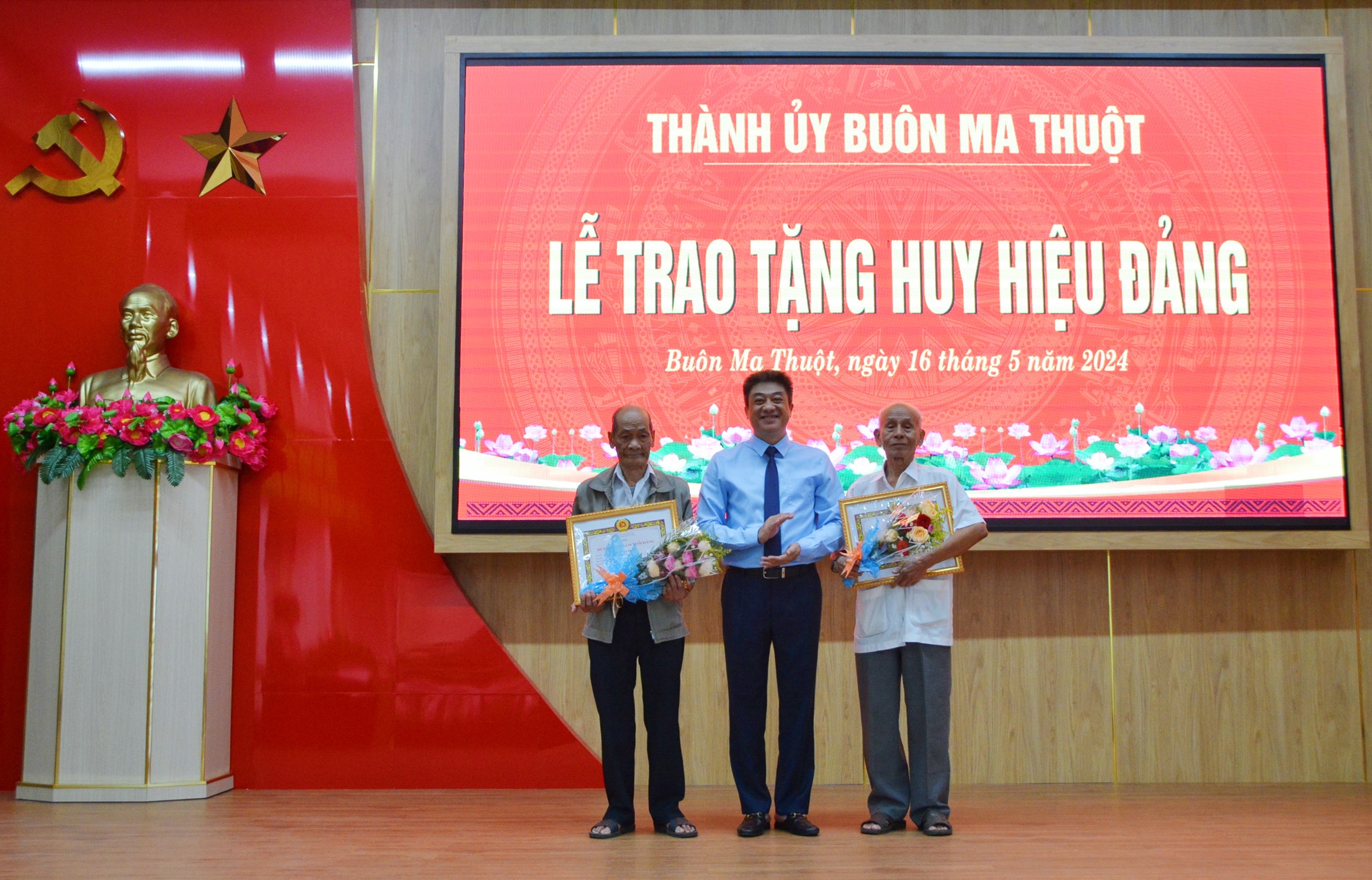 Buon Ma Thuot Party Committee: Awarding Party Membership Badges on May 19