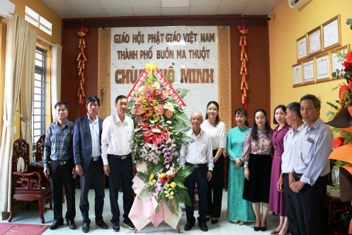 Province Leaders Visit and Congratulate Buddhist Establishments on the Occasion of Vesak Day 2024