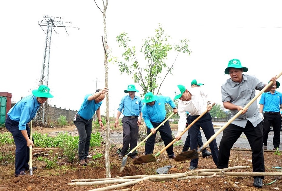 Planting Trees to Commemorate the 134th Anniversary of President Ho Chi Minh's Birthday