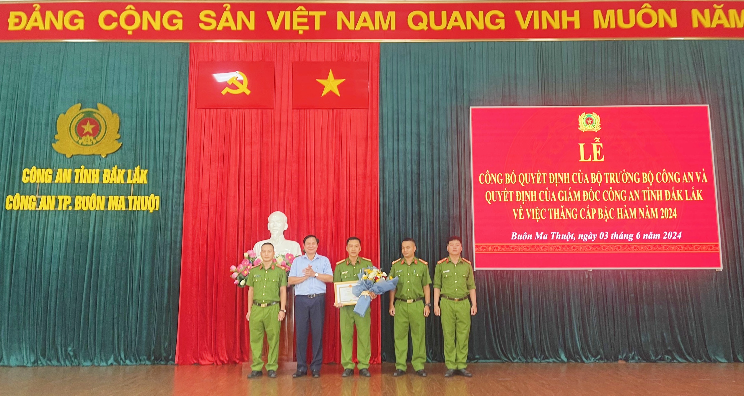 Khen thưởng đột xuất Đội cảnh sát hình sự Công an TP. Ma Thuột về thành tích xuất sắc trong đấu tranh phòng, chống tội phạm