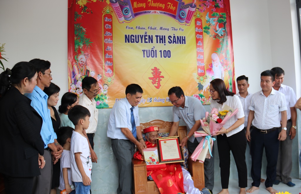 Đoàn công tác của tỉnh thăm và chúc thọ người cao tuổi