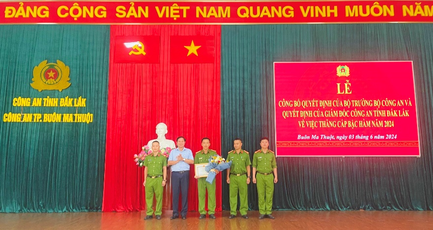 Special Commendation for the Criminal Police Team of Buon Ma Thuot City Police for Outstanding Achievement in Crime Prevention and Control