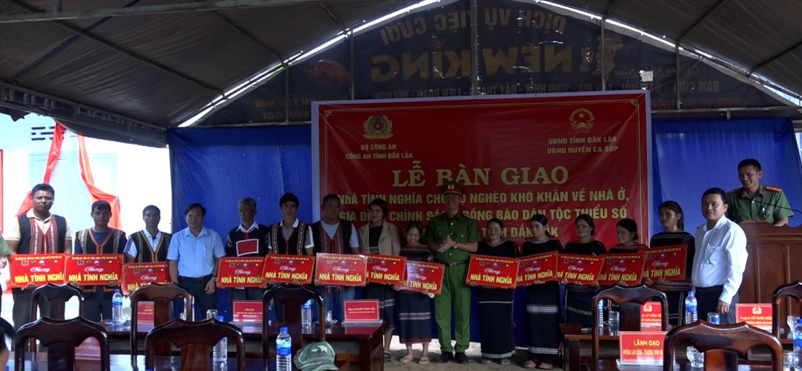 The Ea Sup District Police successfully handed over 80 houses to impoverished households