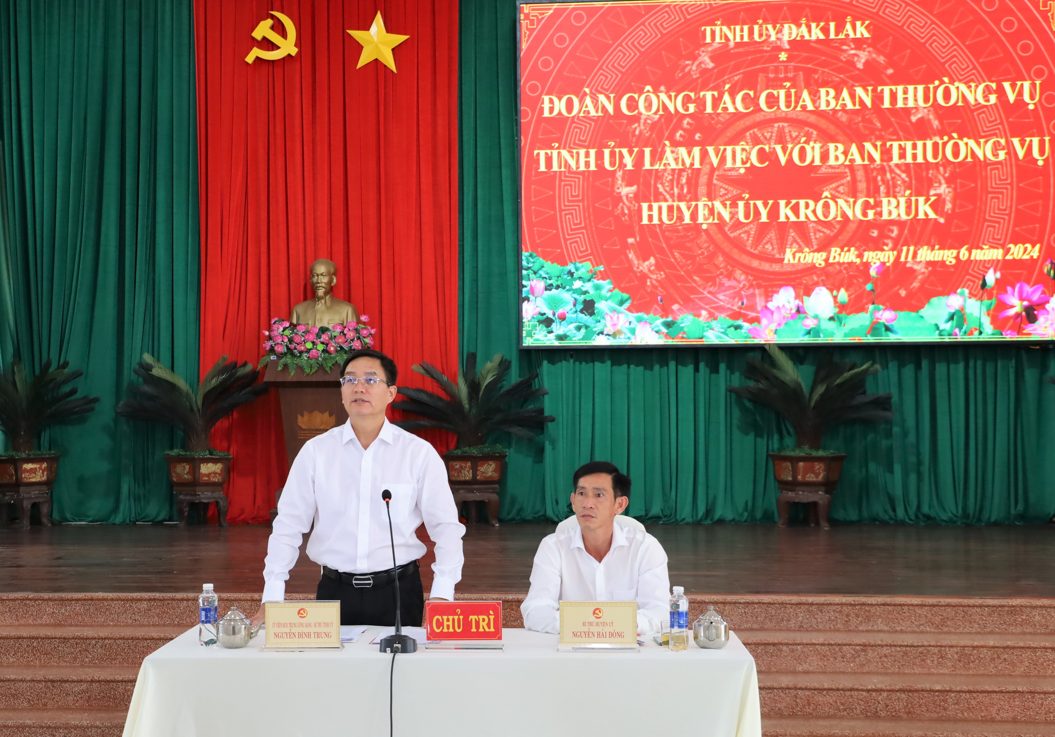 The working delegation of the Provincial Party Committee's Standing Committee of Dak Lak Province met with the Party Committee of Krong Buk District