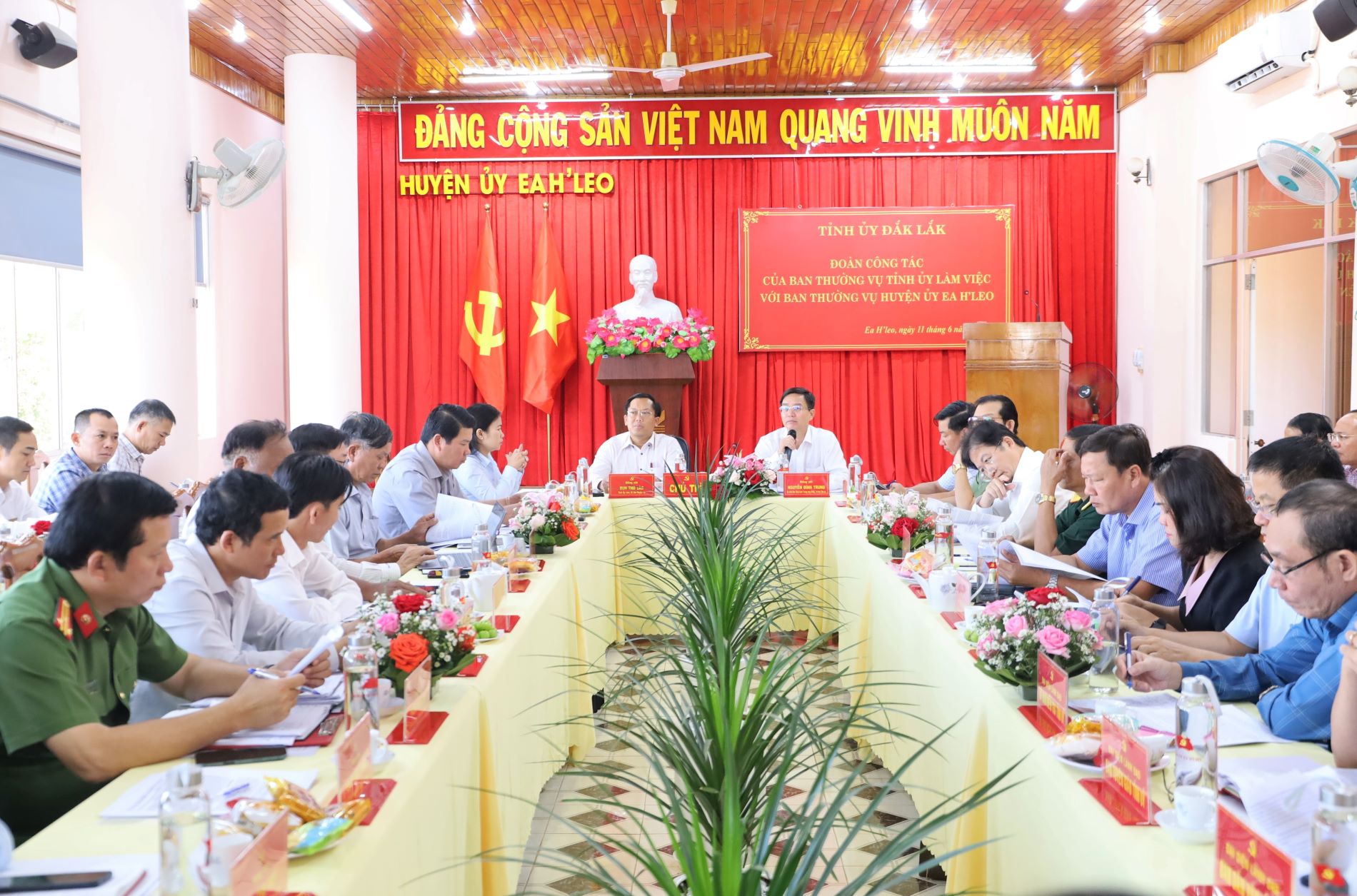 The working delegation of the Standing Committee of the Provincial Party Committee of Dak Lak Province visited the Party Committee of Ea H'leo District
