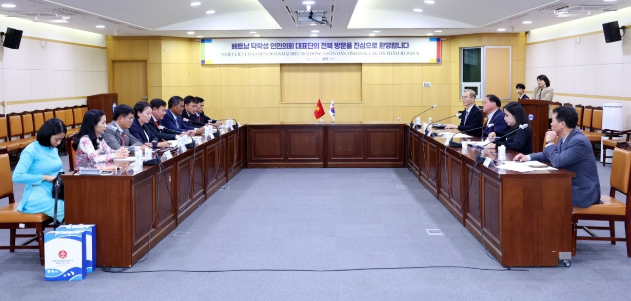 The Standing Committee of the People's Council of Dak Lak Province visited and worked in Jeollabuk Province, South Korea