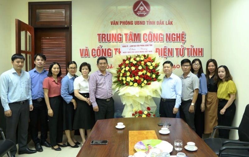 Các đơn vị chúc mừng Trung tâm Công nghệ và Cổng thông tin điện tử tỉnh nhân kỷ niệm 99 năm Ngày Báo chí cách mạng Việt Nam