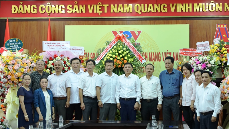 Lãnh đạo UBND tỉnh thăm và chúc mừng cán bộ, phóng viên Đài Tiếng nói Việt Nam - Cơ quan thường trú khu vực Tây Nguyên