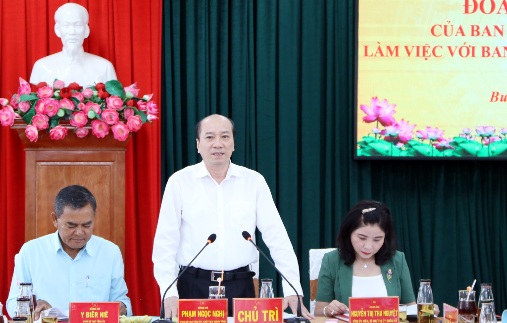 Đoàn công tác của Ban Thường vụ Tỉnh ủy làm việc với Ban Thường vụ Thị ủy Buôn Hồ