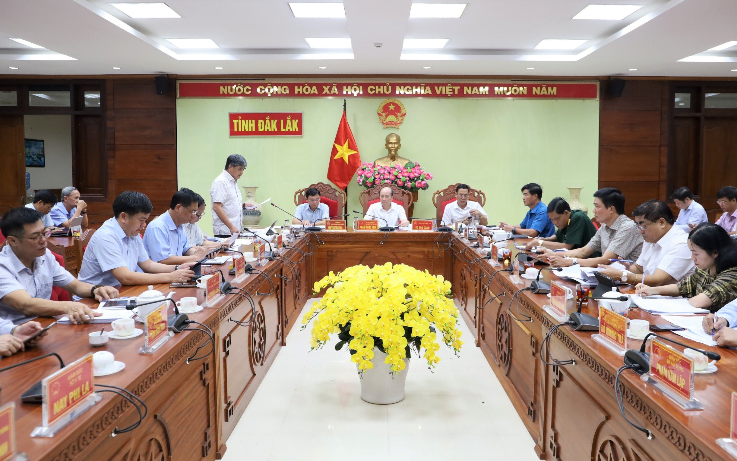 Members of the Provincial People's Committee Contribute and Approve Contents for the Upcoming Provincial People's Council Meeting