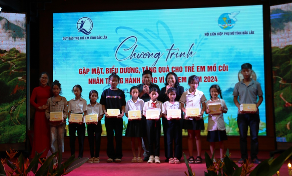 Gặp mặt, tặng quà cho các trẻ em mồ côi có hoàn cảnh khó khăn