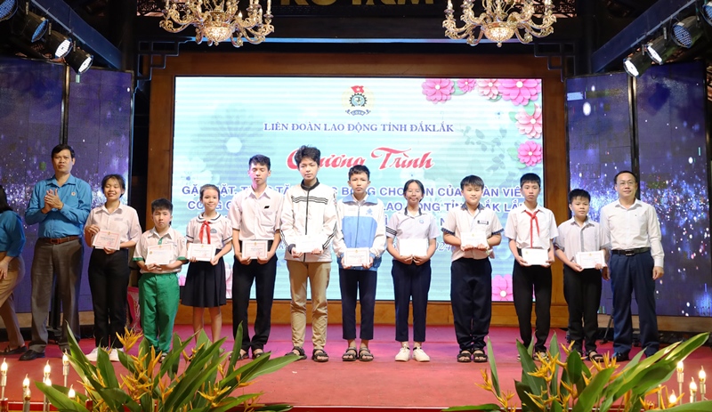 Trao 103 suất học bổng cho con đoàn viên khó khăn tại Đắk Lắk