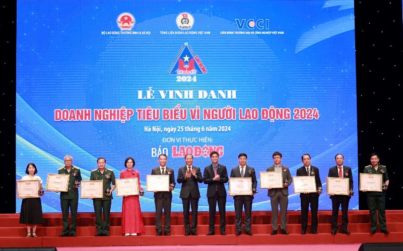 Công ty Cổ phần Bia Sài gòn - Miền trung được vinh danh vào top 10 doanh nghiệp tiêu biểu vì người lao động năm 2024