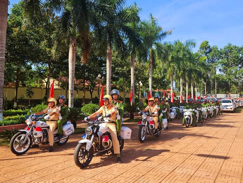 Huyện Ea H'Leo ra mắt lực lượng tham gia bảo vệ an ninh, trật tự cơ sở