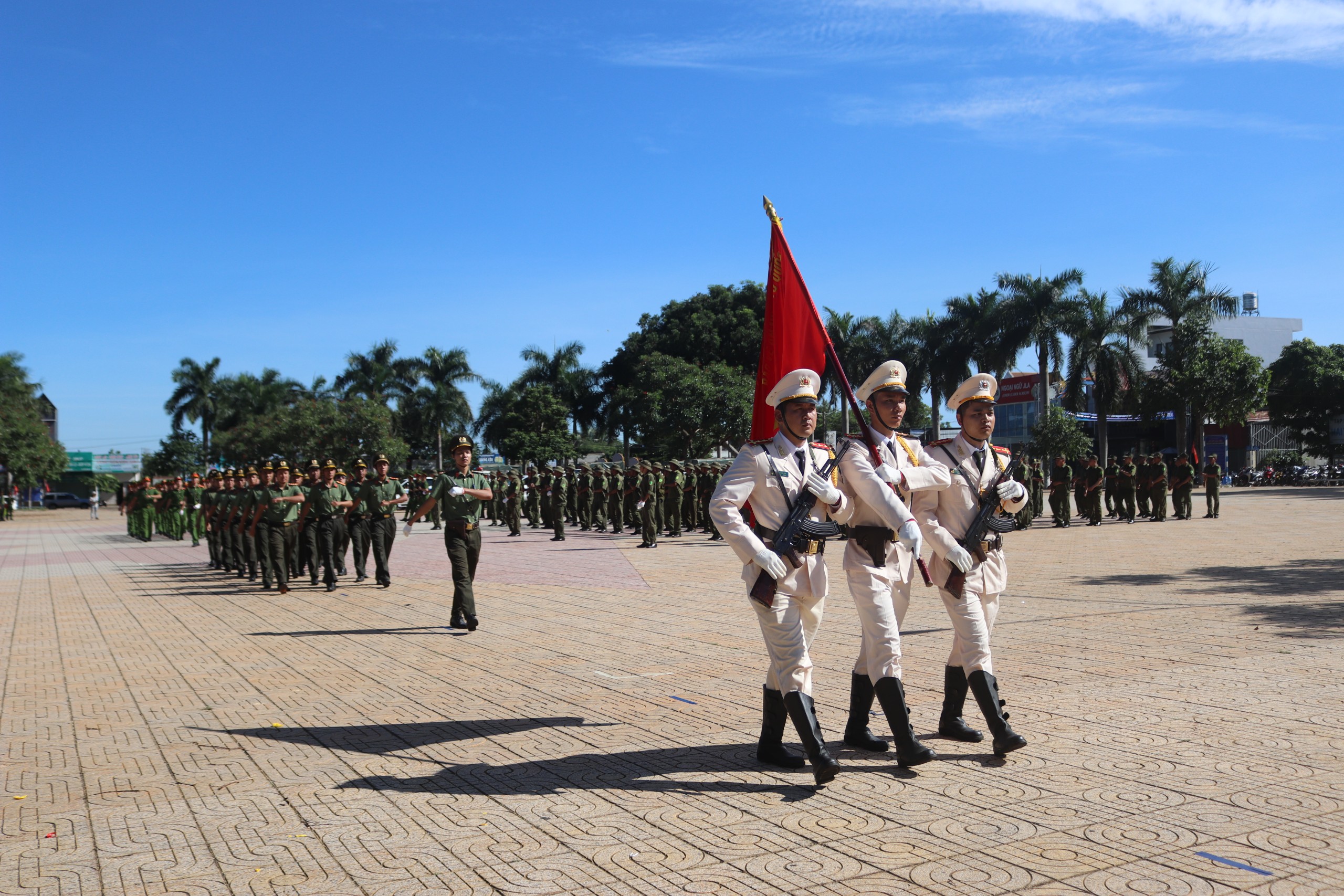 Huyện Krông Ana ra mắt lực lượng tham gia bảo vệ an ninh, trật tự ở cơ sở