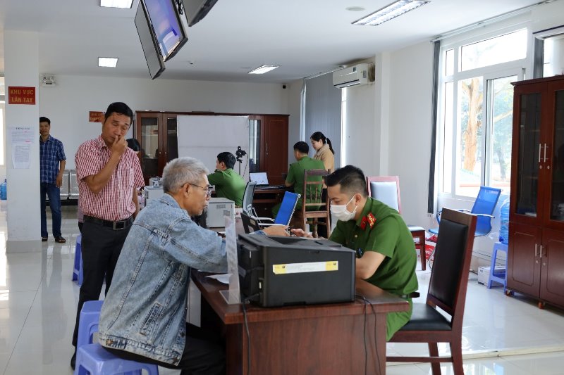 Taking People and Enterprises as the Center and Subject of Administrative Reform