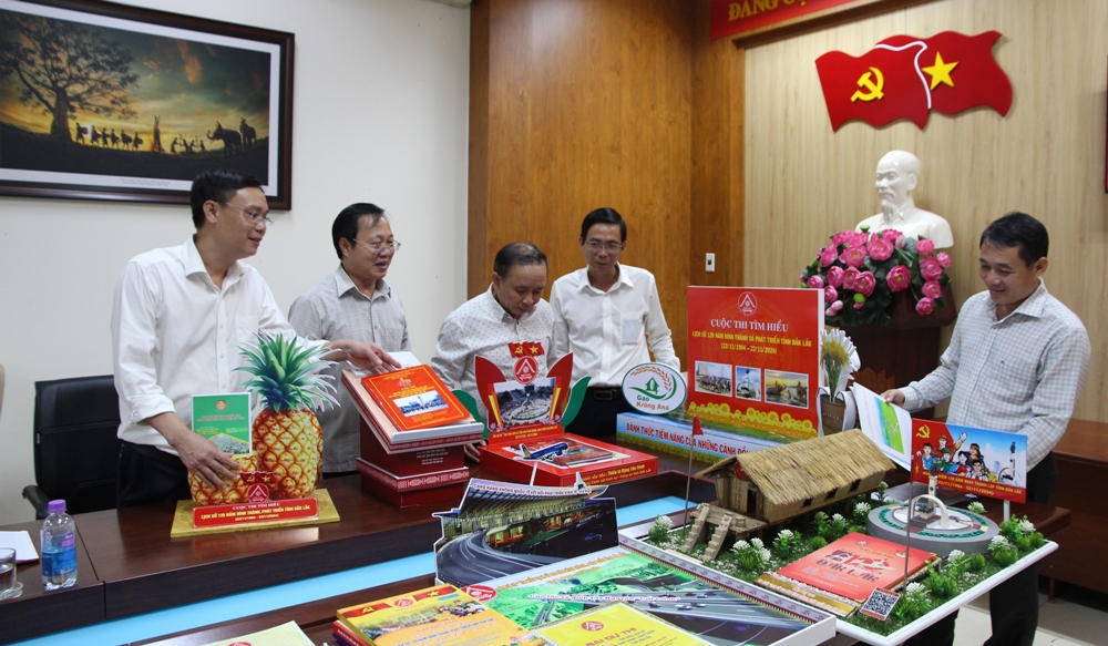 Chấm bài dự thi Cuộc thi tìm hiểu “Lịch sử 120 năm hình thành, phát triển tỉnh Đắk Lắk”