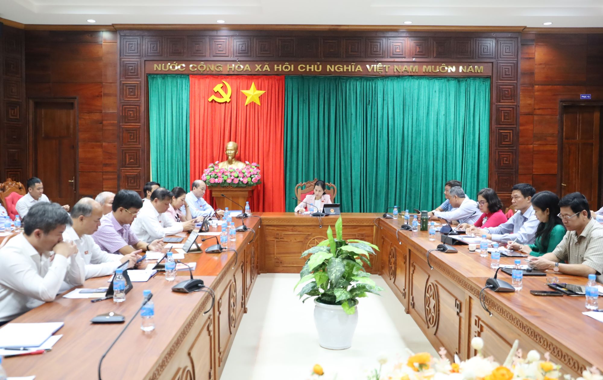 Kỳ họp thứ Tám, HĐND tỉnh khóa X tiến hành thảo luận tại tổ