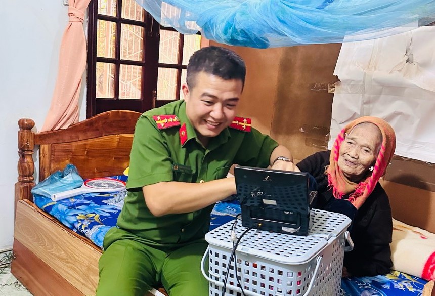 Dak Lak Provincial Police Visit Homes to Assist Citizens in Obtaining ID Cards