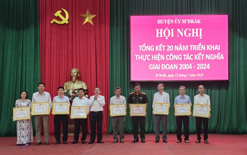 Huyện M’Drắk tổng kết 20 năm thực hiện công tác kết nghĩa với buôn đồng bào dân tộc thiểu số