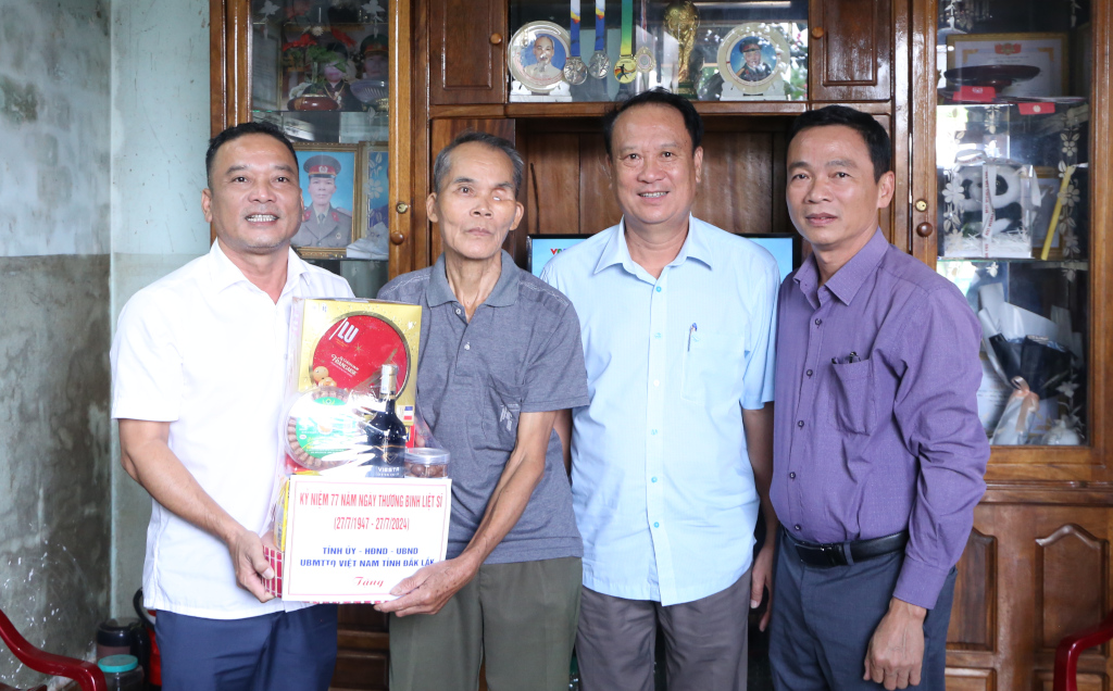 Lãnh đạo tỉnh thăm, tặng quà người có công tại huyện Krông Năng