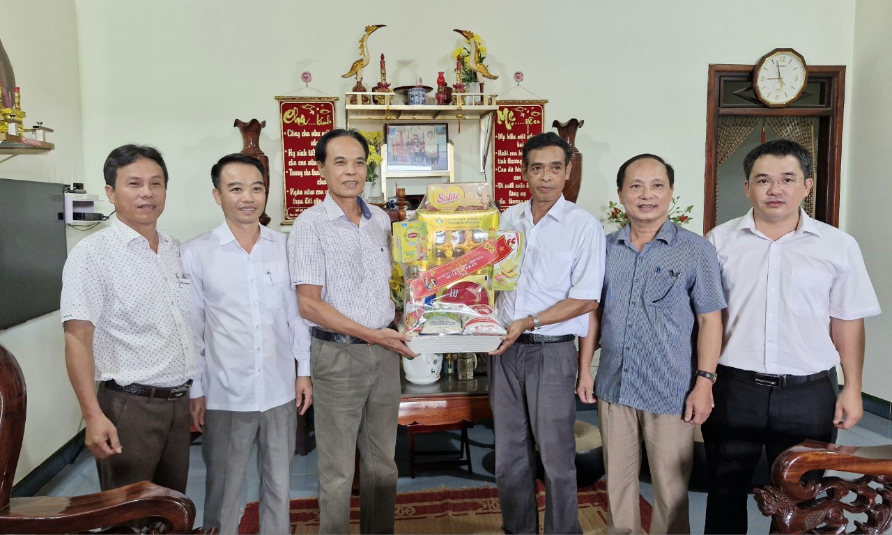 Huyện M’Drắk thăm, tặng quà gia đình chính sách tiêu biểu