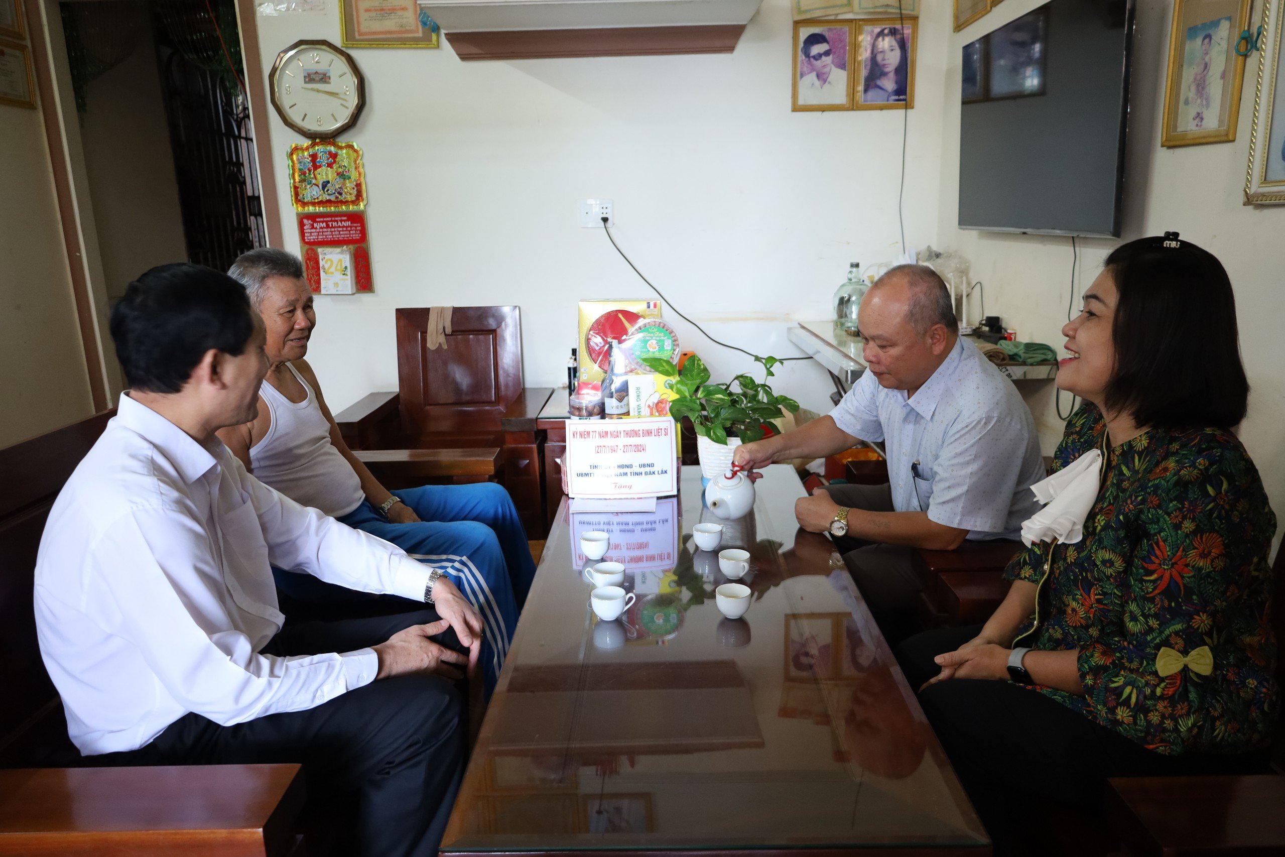 Lãnh đạo tỉnh thăm, tặng quà người có công, gia đình chính sách tại huyện Cư M’gar