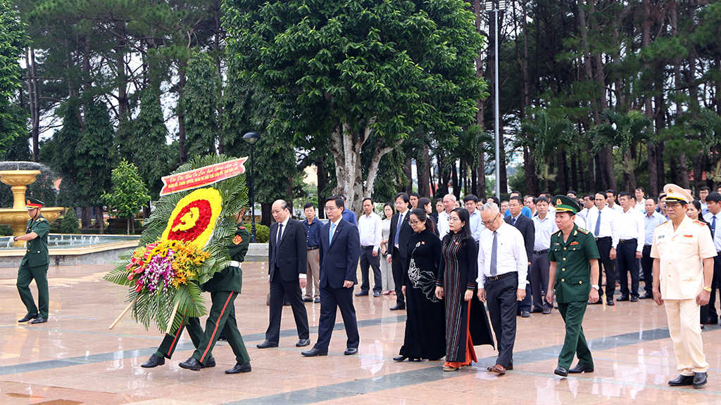 Lễ viếng Nghĩa trang Liệt sĩ tỉnh nhân kỷ niệm 77 năm Ngày Thương binh - Liệt sĩ