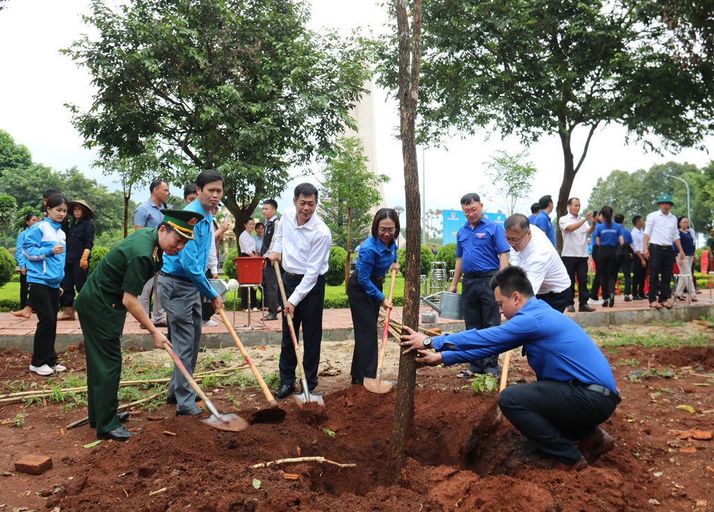 Lễ trồng cây “Tri ân Liệt sỹ và các đồng chí lãnh đạo tỉnh qua các thời kỳ”