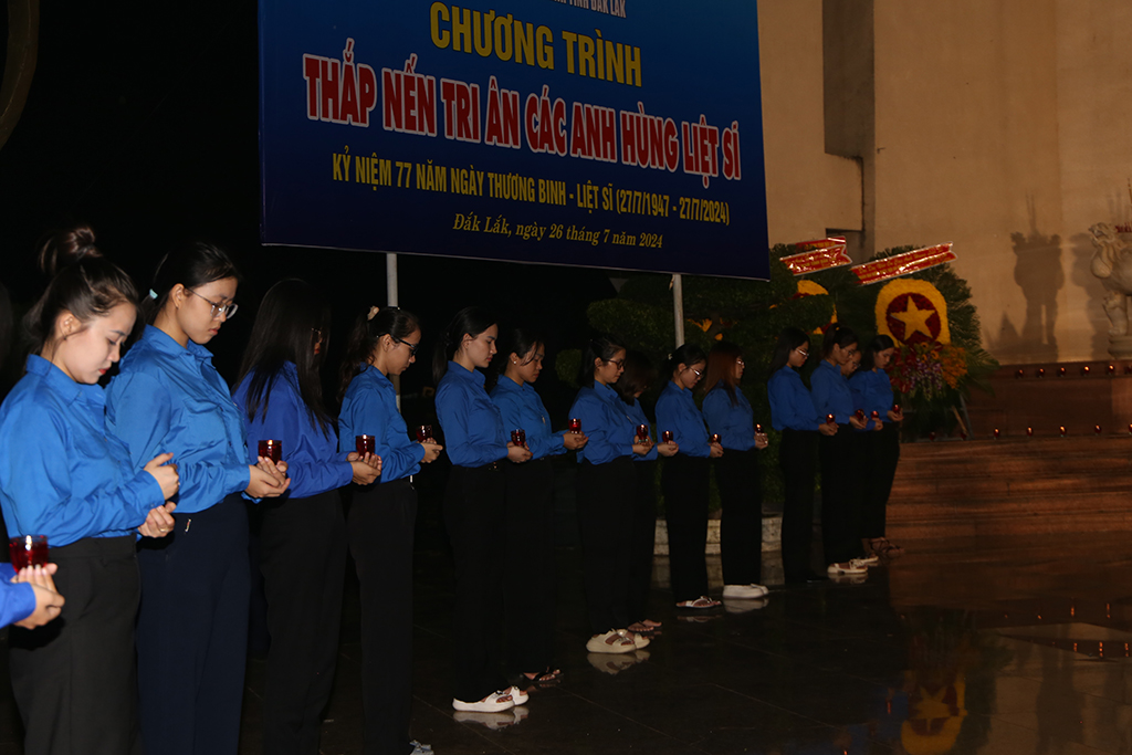 Gần 1.500 đoàn viên, thanh niên thắp nến tri ân, tưởng nhớ các anh hùng liệt sĩ