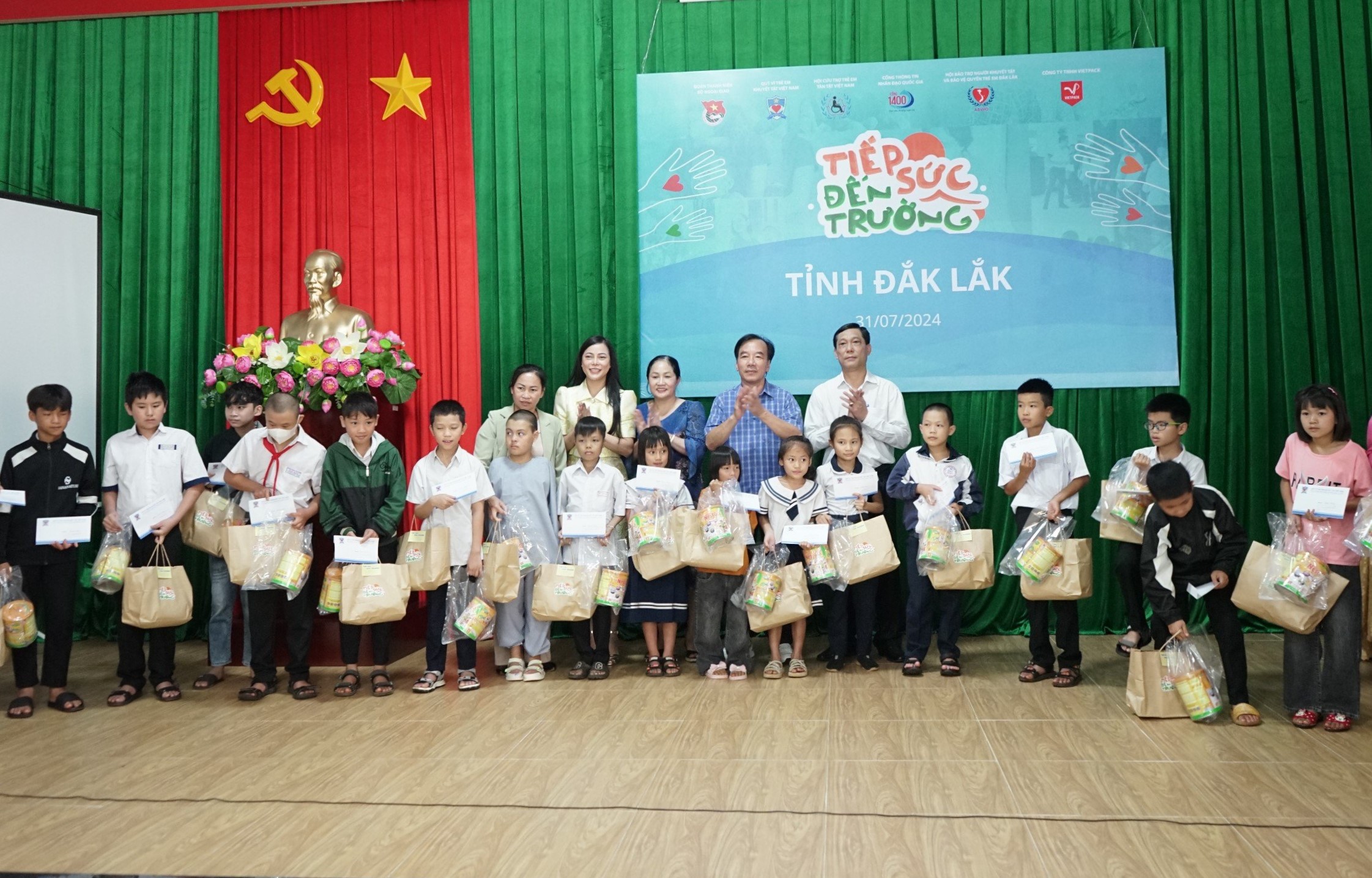 Trao 100 suất quà “Tiếp sức trẻ khuyết tật tới trường”