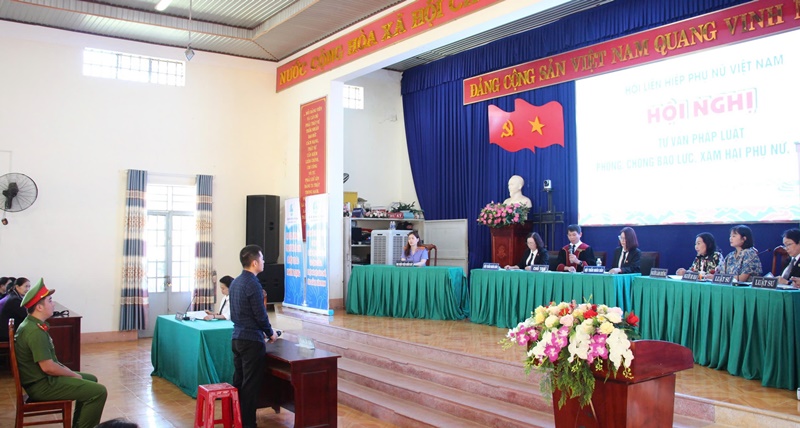 Gần 1.000 cán bộ, hội viên tham dự phiên tòa giả định, phòng chống xâm hại phụ nữ, trẻ em