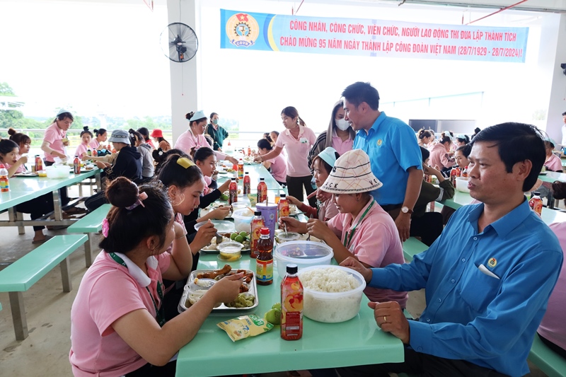 Hơn 2.000 công nhân hào hứng với chương trình “Bữa cơm công đoàn”