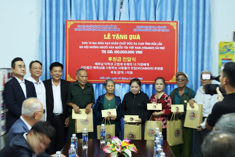 Hội Người Hàn yêu Việt Nam hỗ trợ xây nhà và tặng quà cho nạn nhân chất độc da cam tỉnh Đắk Lắk