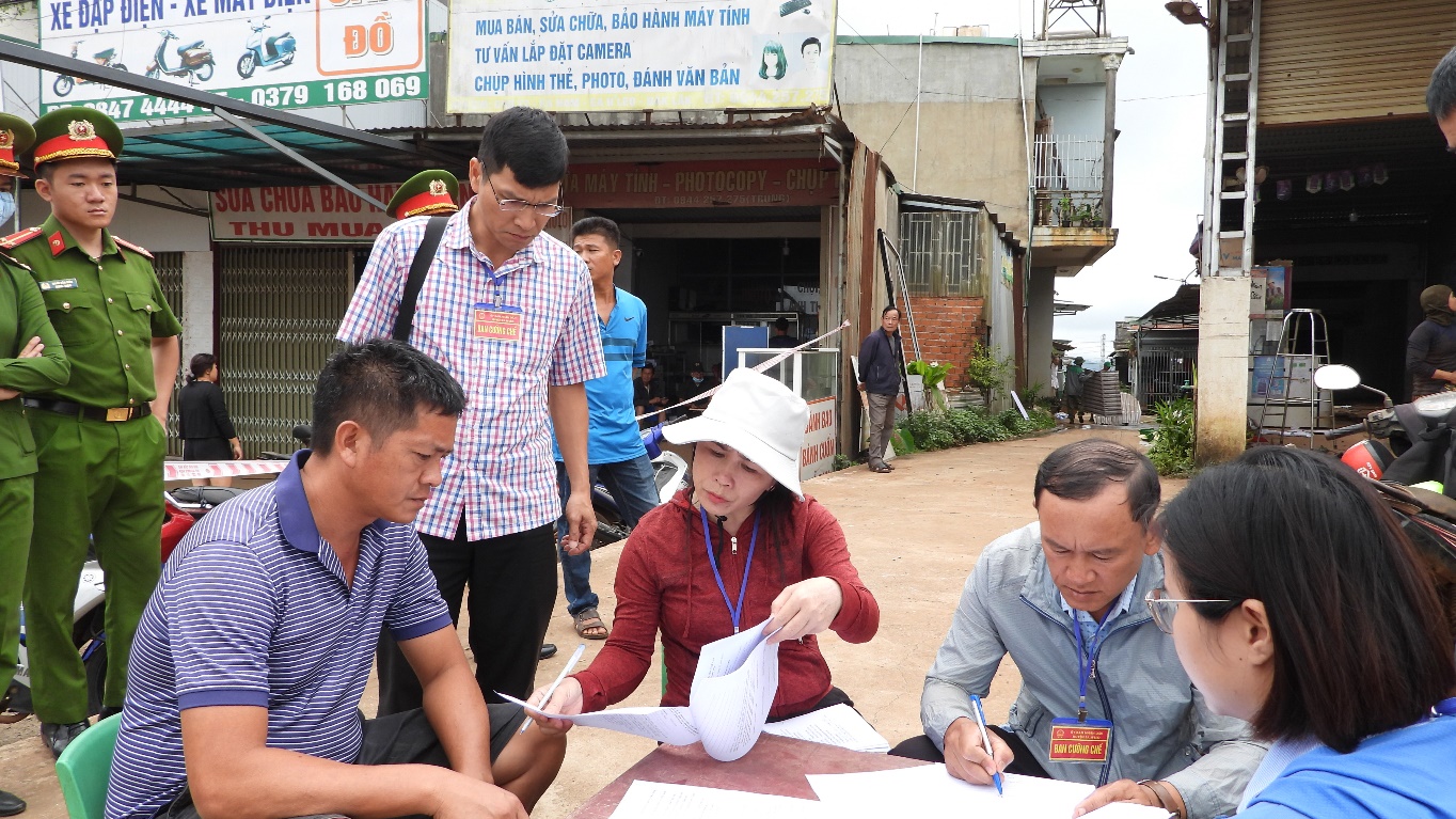 Các hộ dân xã Ea Nam, huyện Ea Hleo tự tháo dỡ công trình trên đất lấm chiếm trái phép