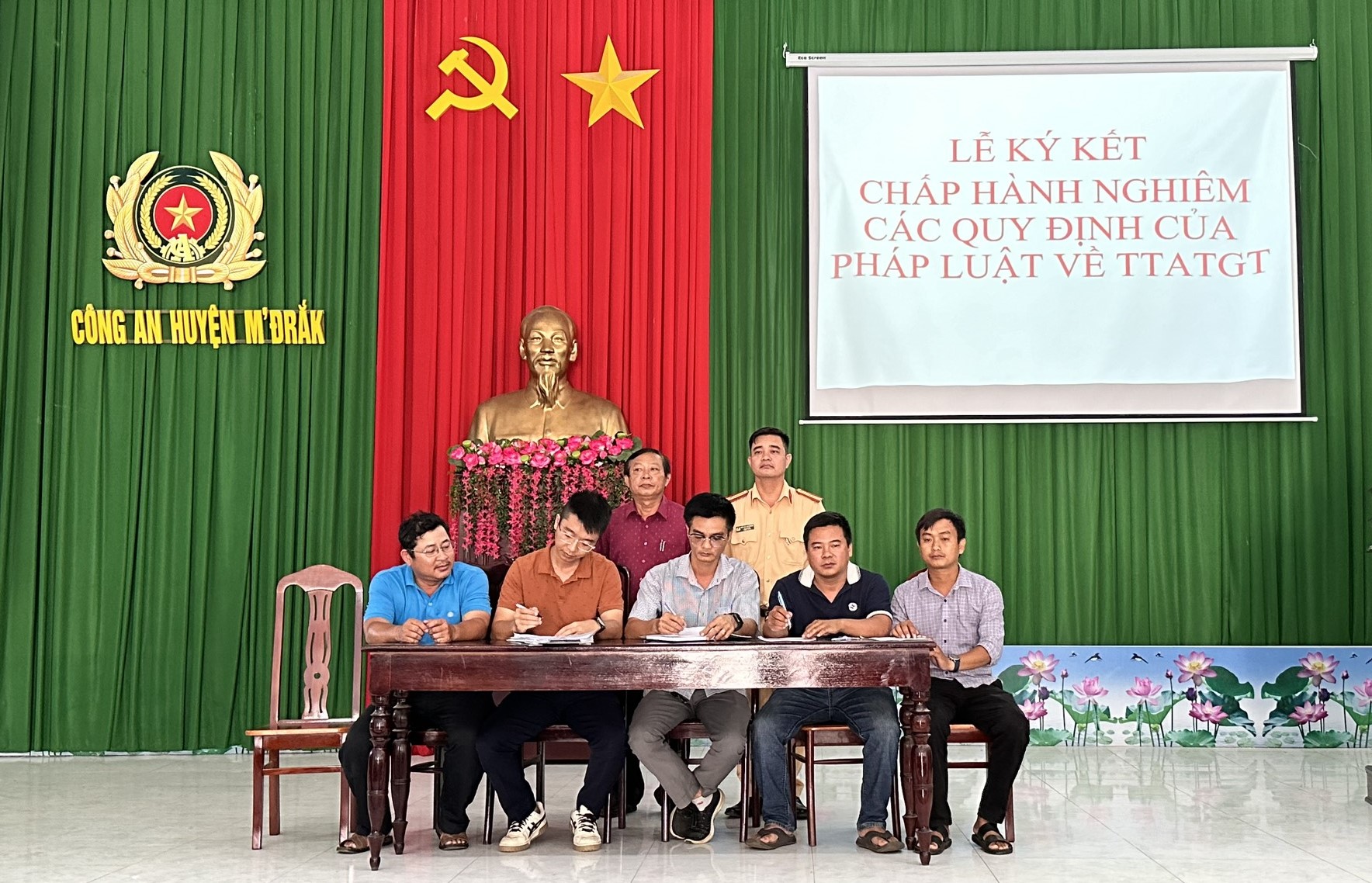 Tuyên truyền và ký cam kết chấp hành quy định của pháp luật trong lĩnh vực kinh doanh vận tải hàng hóa