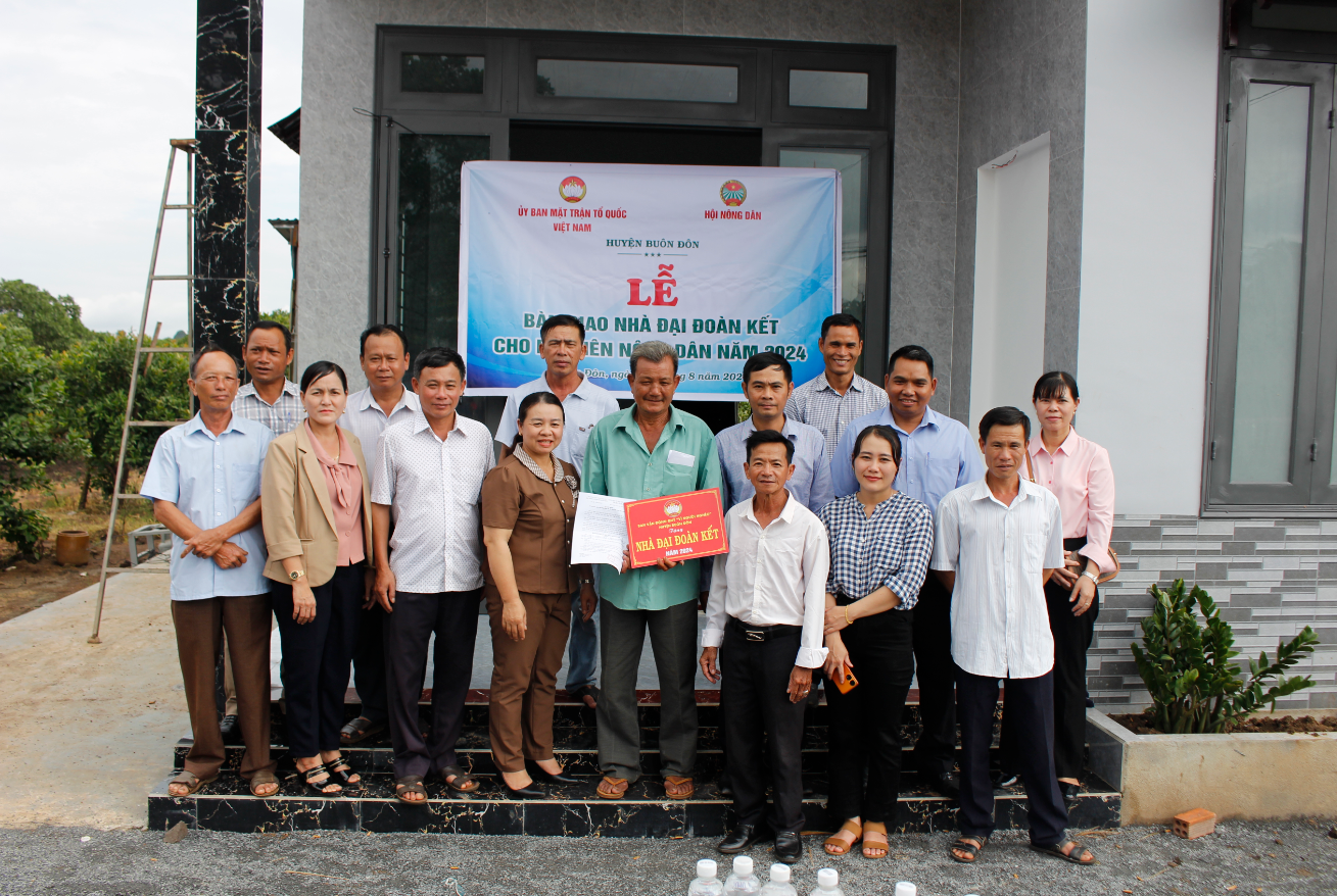 Bàn giao nhà Đại đoàn kết cho hội viên nghèo